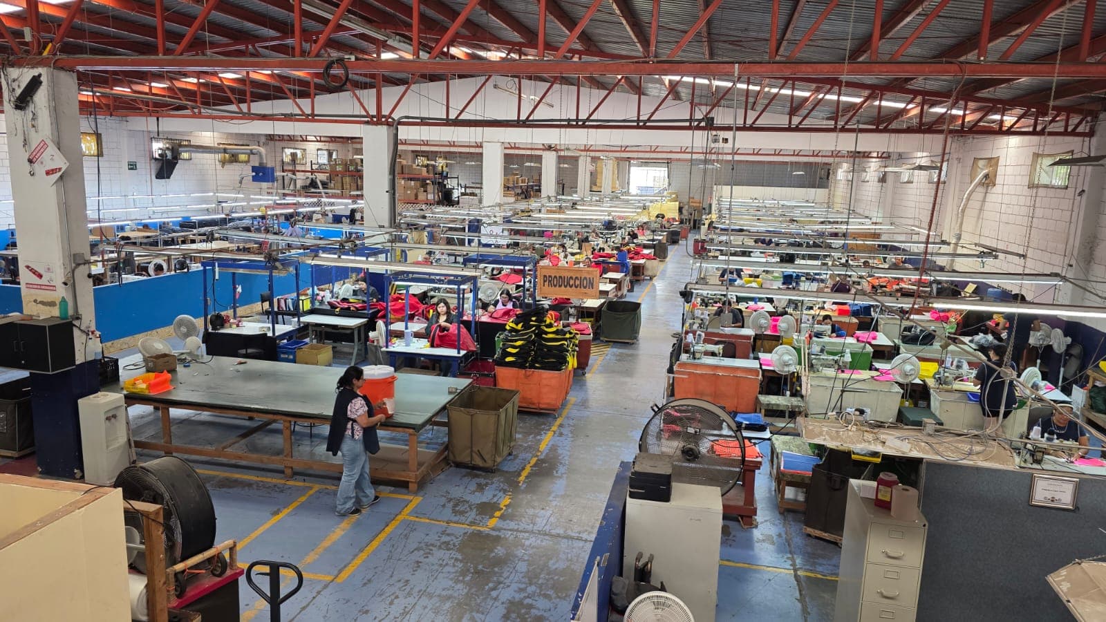 Piso de producción de la planta de costura industrial en Tecate, México